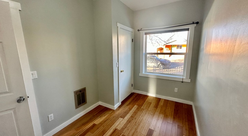 Charming One Bedroom Home in Sunnyside!