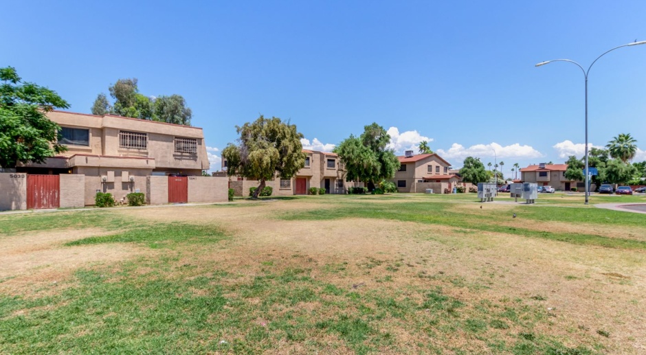 3 bedroom townhome in Phoenix with private enclosed yard! 