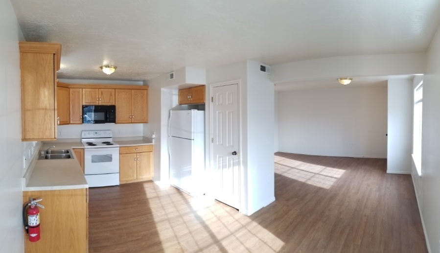 2 bed, 1 bath Condo @ Continental Park w/ student discount!  Available March 18!