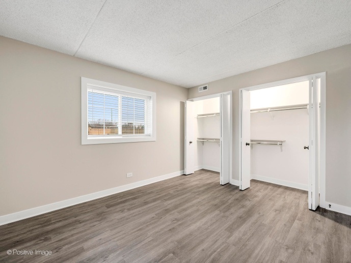 Modern, Tranquil, High-End Apartment in Downtown Downers Grove