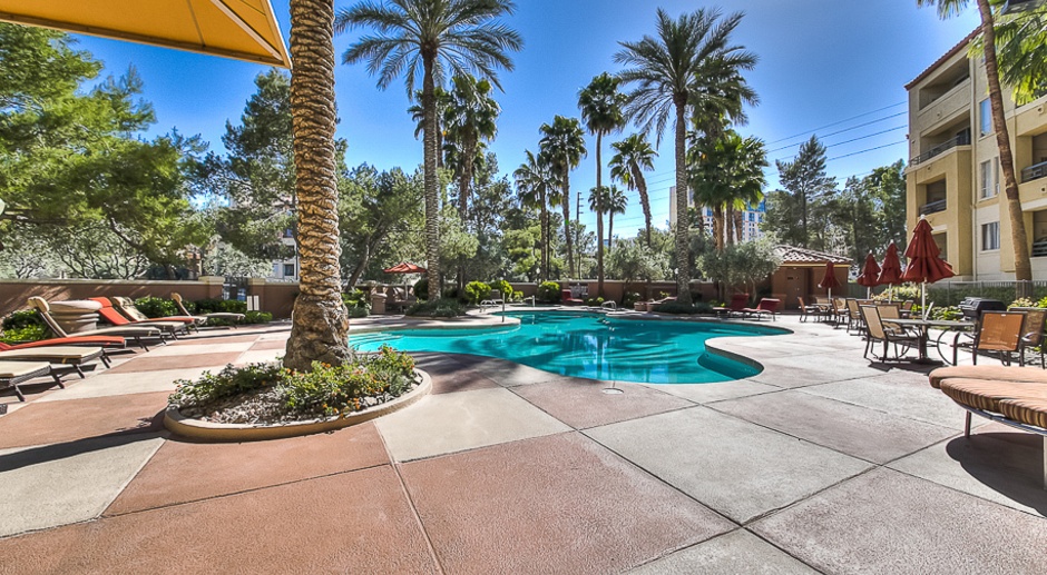 Meridian FURNISHED 2 BDR /2 BATH Luxury Condo - RESORT STYLE LIVING, 1-1/2 Blocks From The Heart Of Strip!(Utilities NOT Included)