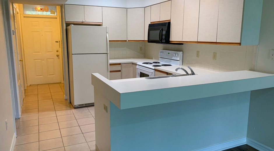2/2 Ground Floor Unit in Oakbrook Available July 2024! Walk to Campus/Midtown/Downtown! 