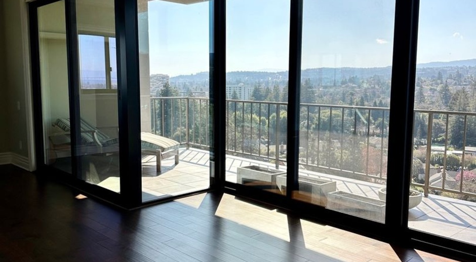 Gorgeous 2 Bed / 2 Bath Top Floor Condo with Amazing Views!
