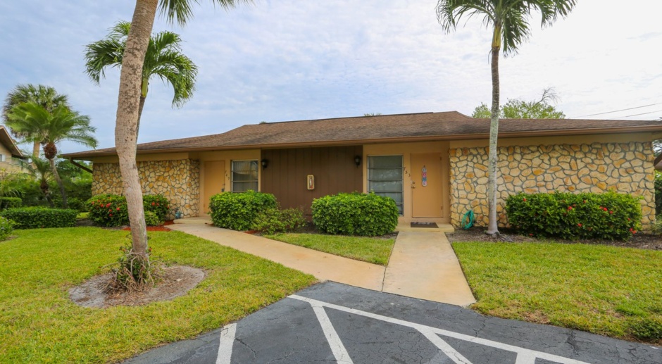 ***PALM RIVER***NORTH NAPLES VILLA***UPDATED INTERIOR WITH LARGE OPEN CONCEPT***COCOHATCHEE MANOR***