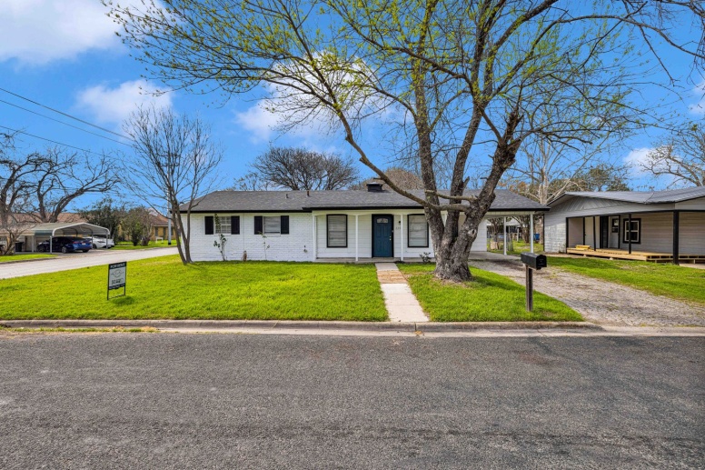  Single Story Home on a Corner Lot in Seguin, TX, 