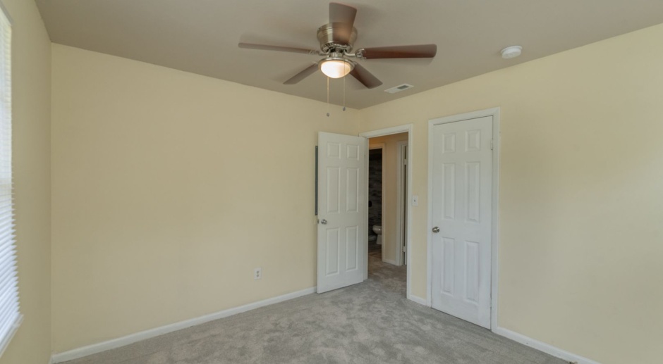 MOVE IN SPECIAL $1150 - 3 bed/1.5 bath home in Meadowbrook, with WASHER & DRYER connections.