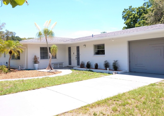 Houses Near Annual Furnished Single Family Home located near Casey Key in Nokomis!