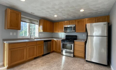 Houses Near Haverhill Beautifully updated 2 bedroom / 1.5 bath end-unit townhouse in desirable Salisbury Hill condo community, Billerica  for Haverhill Students in Haverhill, MA