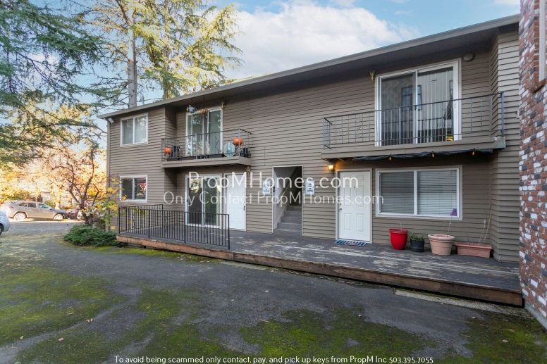 Discover Tranquil Living in the Exceptional Multnomah Village!
