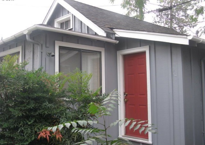 Houses Near Large stand-alone West Campus studio at 12th & Ferry Alley - AVAILABLE NOW!!!