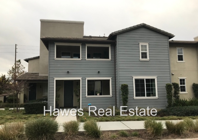 Houses Near Claremont - 4-Bed 3-Bath Townhouse with Upstairs Loft for Lease.