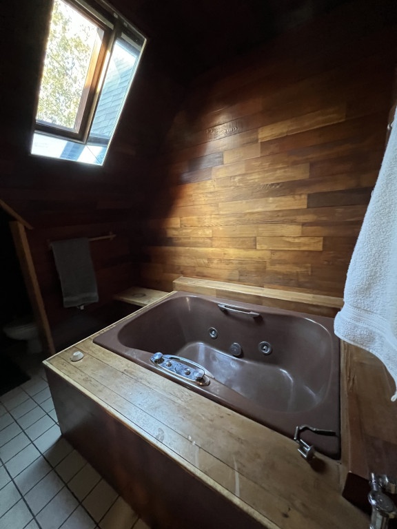 Subleasing room on 11th! House includes Sauna and Jacuzzi