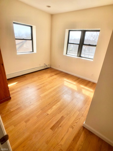 Nice 2 Bedroom Apt 3rd Floor of Well Maintained Building - Laundry On Site - Parking/Mount Vernon