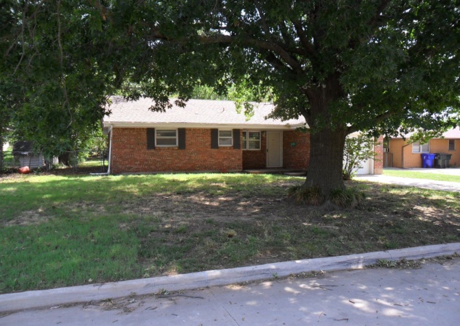 Houses Near Nice 3 bedroom 1.5 bath home with a single car garage.  Walk to Cleveland Elementary.