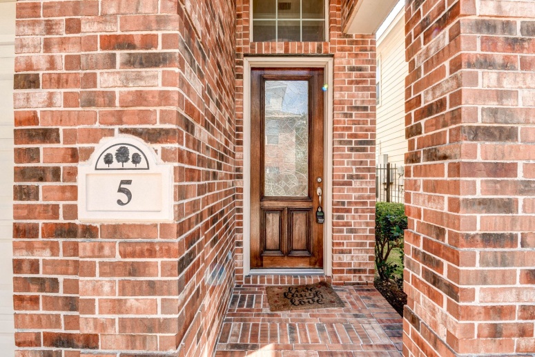 Beautiful 3bed/2.5bath townhome in a gated community!
