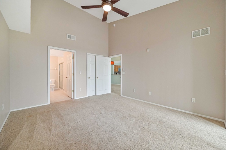** College Pointe - 2/2 Condo - Vaulted Ceilings, Updated Appliances **