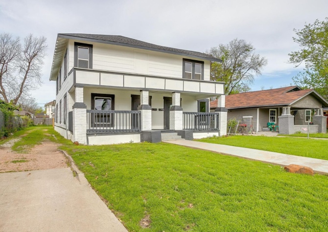 Houses Near Beautifully Remodelled 1922 Home- Duplex- Upstairs Unit-  3 Bedroom, 2 Bath- 2 Miles from TCU-  76110