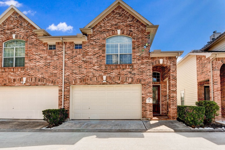 Beautiful 3bed/2.5bath townhome in a gated community!