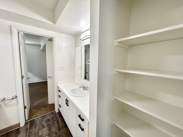 Spacious, 2 bd/1 bath w/ balcony! Pet friendly, Google Fiber ready, and close to Trax in Downtown SLC!