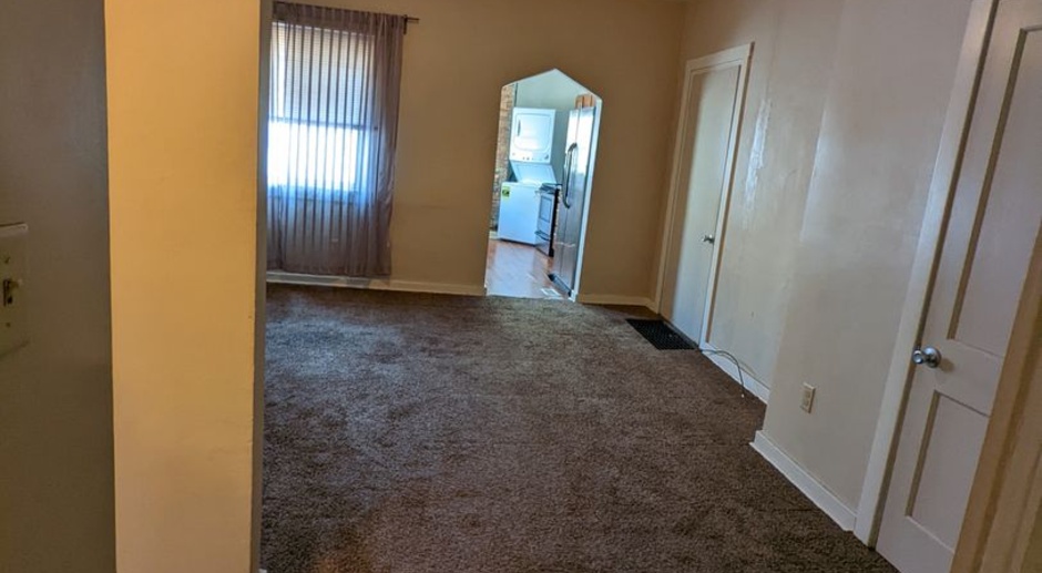 Large 2 Bedroom Close to Carson St -- Available 8/15