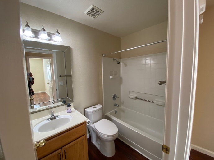 2 Bedroom, 2 bath home near Wackford Aquatic Complex in Elk Grove. 