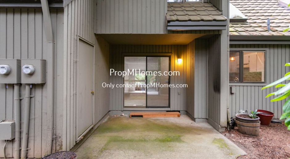 Fantastic Spacious Two Bedroom Multiplex Unit In Lake Oswego!