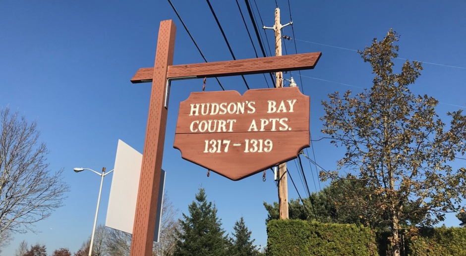 W1319 - Hudson&#39;s Bay Court 