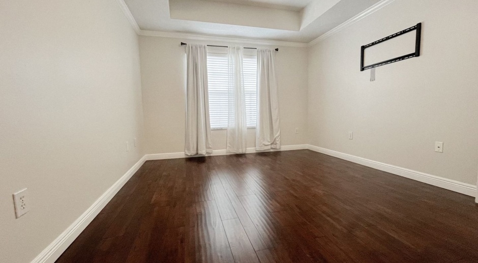 1/1 Hyde Park Village Condo Available Now (unfurnished)!