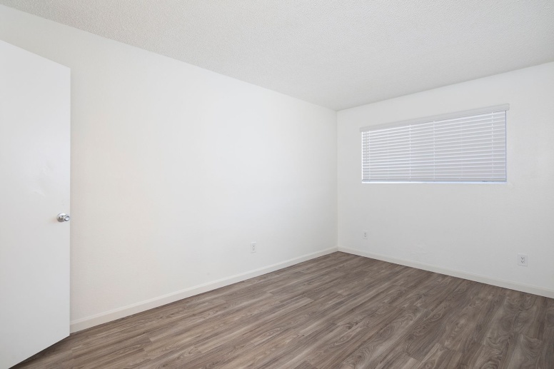 *OPEN HOUSE: 5/4 12-2* 2 BR Apartment in Imperial Beach with 2 Parking Spaces!