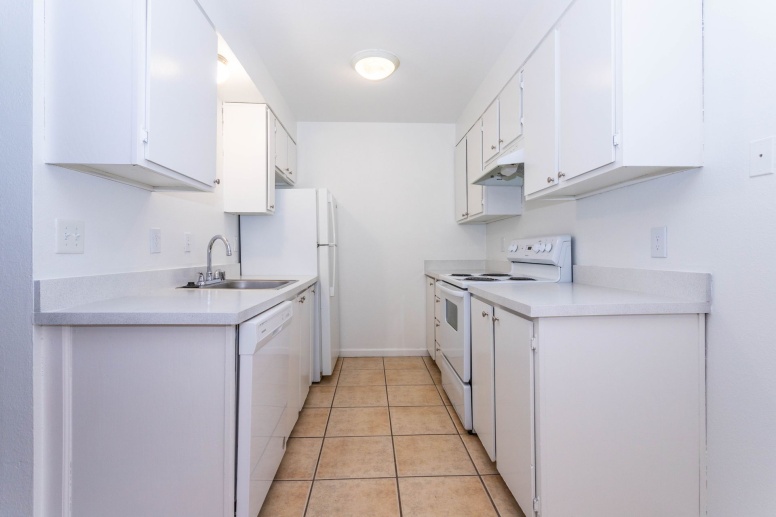 Spacious 2x2 with W/D in unit.  Private fenced backyard!  2 weeks FREE RENT!