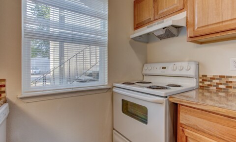 Houses Near Northwest College-Clackamas FIRST MONTHS RENT FREE! 2 bedroom 1 bath close to local shops!!  for Northwest College-Clackamas Students in Clackamas, OR