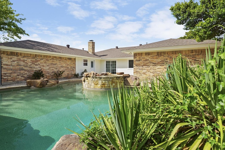 Spacious Plano home with pool & spa near UT Dallas