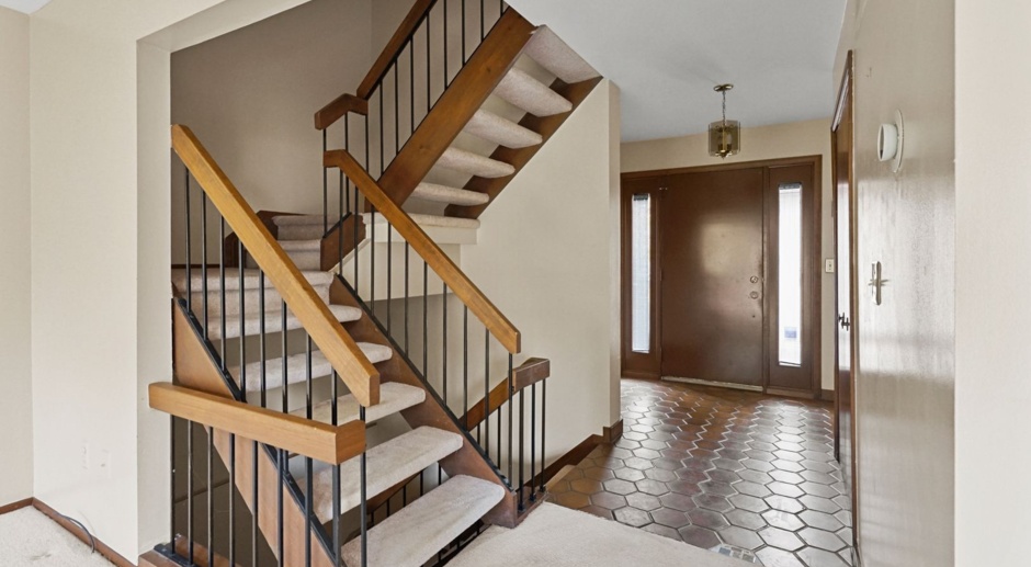 AVAILABLE NOW 3 BED / 2.5 BATH CONDO IN WEST BLOOMFIELD
