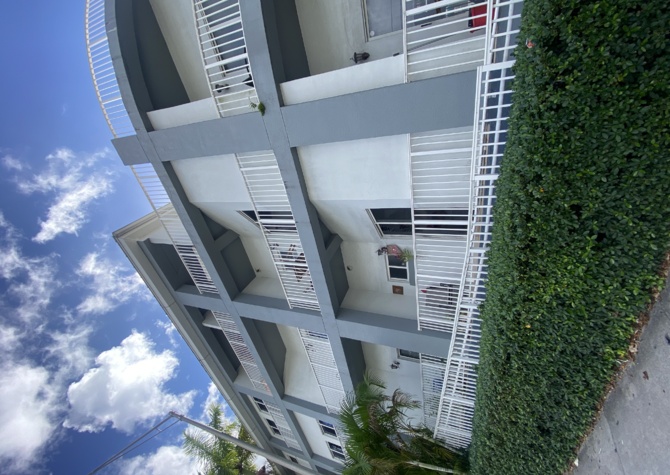 Houses Near Beautiful 1x1 in Coconut Grove with open balcony!