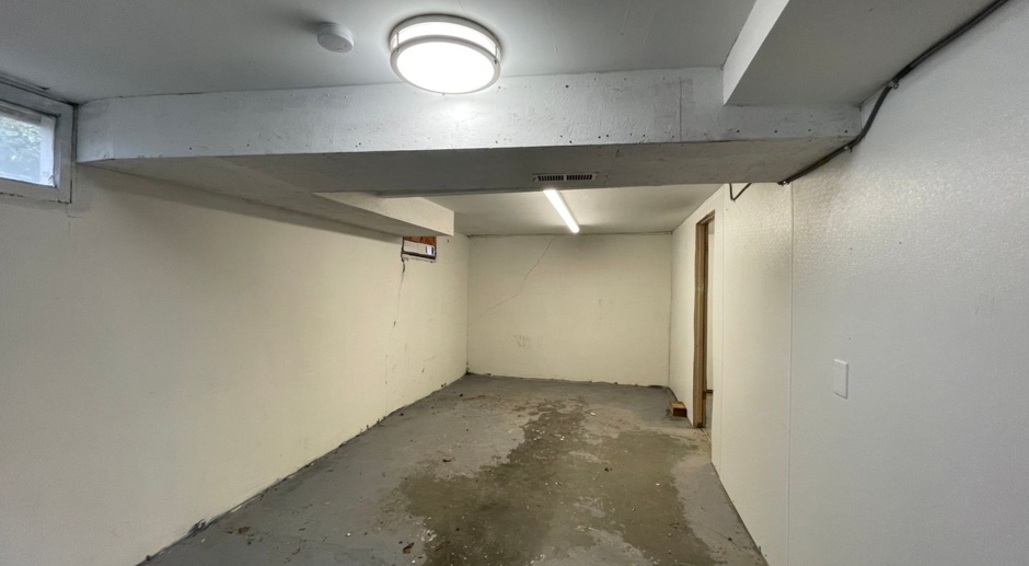 Finished Basement Work Space Studio - Close to UNR