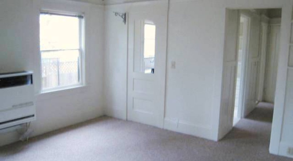 Quite a bedroom with plenty of light, Great location and is just off the main St. It is quite also amazingly close to the necessities