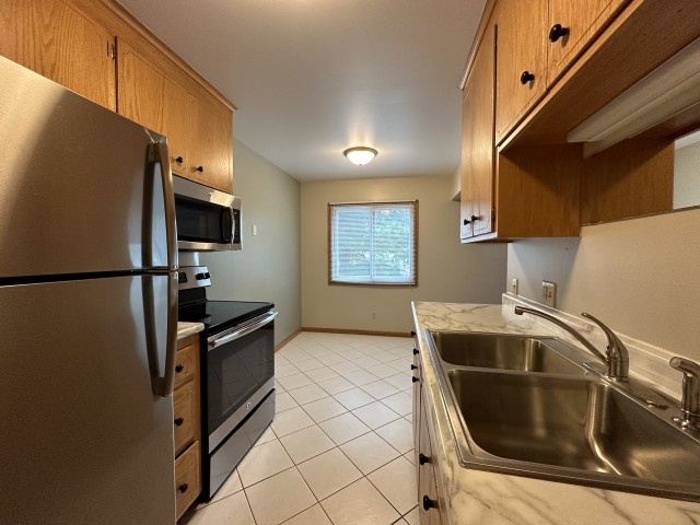 LARGE UPDATED 2BR 1BA: Walk to campus, convenient, WiFi, parking