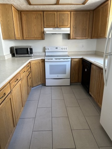 4 spots available near campus