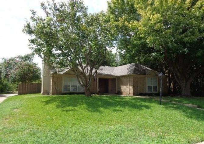 Houses Near Great home close to high school!  Desoto ISD