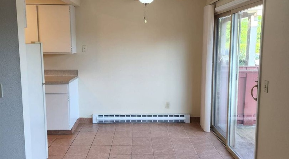 **FREE TWO WEEKS RENT** Vintage Main Floor 2 Bedroom in Hollywood District w/Patio~ Near It All! Off Street Parking~ Pets Welcome!