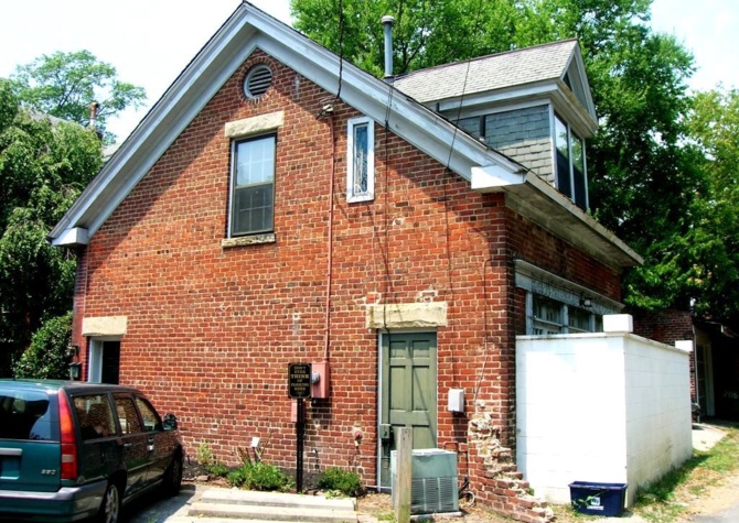 Houses Near 2 BR / 1 BA Beautiful Historic Carriage House on Monument Ave! July 10th Move In!
