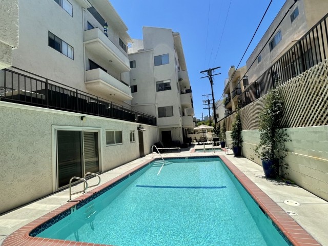 Spacious 1 bedroom available in 2/bd 2.5/bath West LA Apartment 