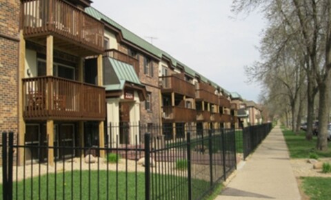 Apartments Near Brown Uptown Plaza for Brown College Students in Mendota Heights, MN