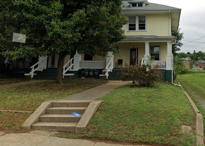 Houses Near  2 Bedroom/ 1 Bath Triplex on  4th St- Move in Special 1/2 off the first months full rent