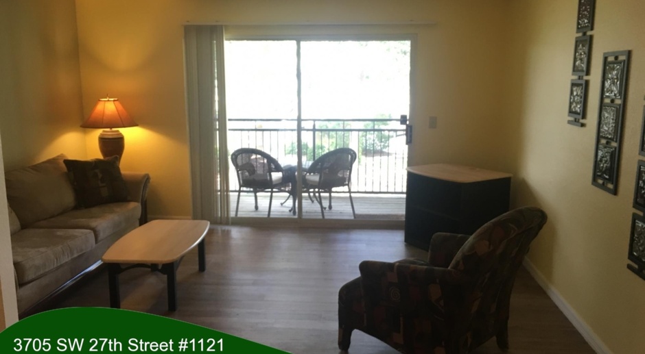 Beautiful condo close to UF with access to community volleyball court and resort-style swimming pool
