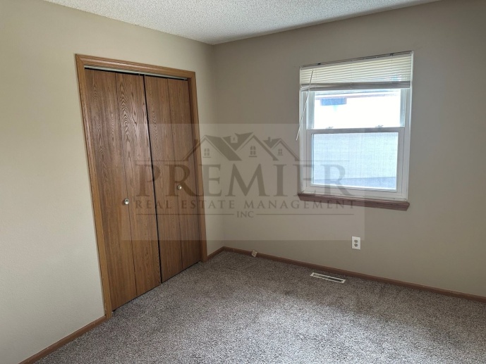 Fresh  interior updates -3B 2B Duplex- 1622 S Swope Dr, Independence, MO 64057 Rent $1275