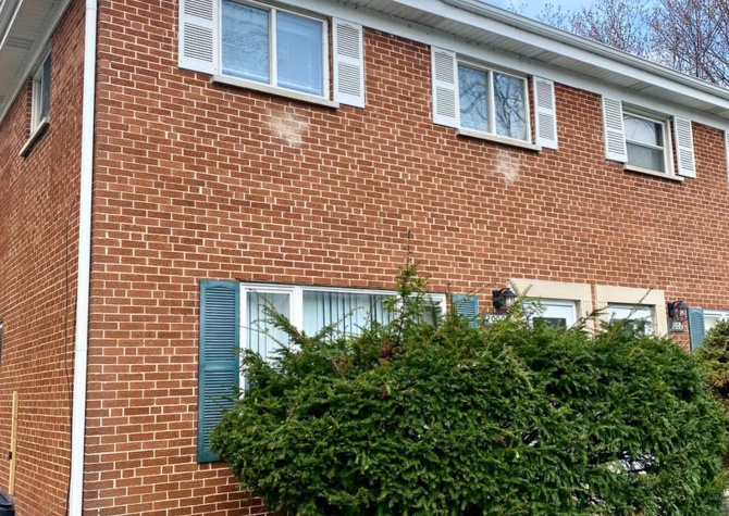 Houses Near Bright and airy 3 bedroom, 1.5 bath home located in Evanston!
