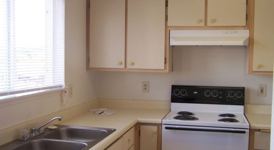 Large 2 Bedroom Apt Living, Located in the Center of Vancouver, WA!
