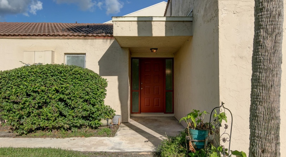 Beautiful 3 Bed/2 Bath Lakefront Townhome FOR RENT at Sausalito Shores in Casselberry!